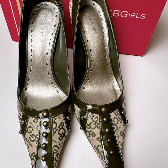 BCBGirls 9.5 shoes with Logo, patent and studs design, excellent condition - Picture 5 of 10